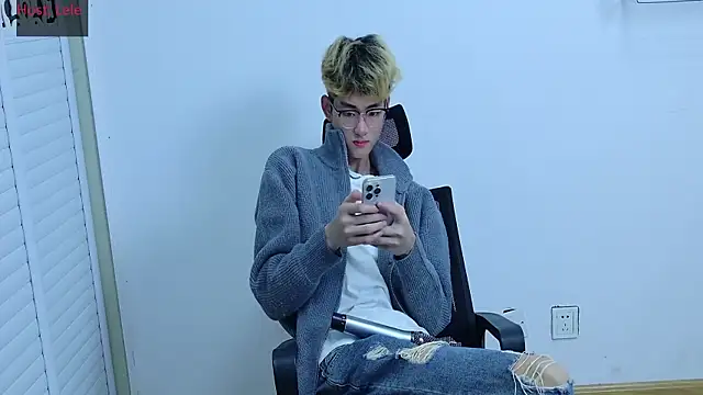 Snapshot of sexyboy-lele chatting on 10/15/25, 12:05 sexyboy-lele online show from 10/15/25, 12:05