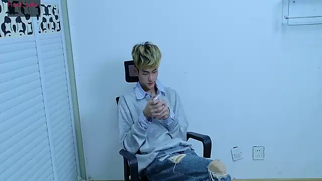 Snapshot of sexyboy-lele chatting on 10/17/25, 12:52 sexyboy-lele online show from 10/17/25, 12:52