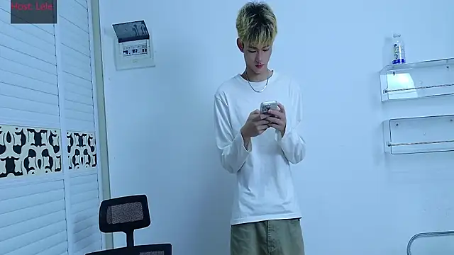 Snapshot of sexyboy-lele chatting on 10/20/25, 12:05 sexyboy-lele online show from 10/20/25, 12:05