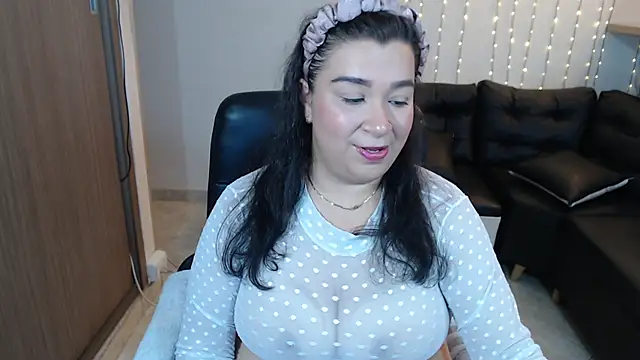 bella sweet 01 online show from 10/10/25, 12:04