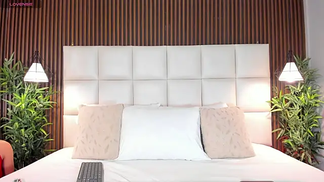 VanneCamiel online show from 12/17/25, 12:00