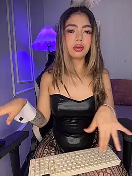 Snapshot of HoneyMollyX chatting on 10/18/25, 01:01 HoneyMollyX online show from 10/18/25, 01:01