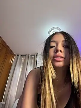 Snapshot of HoneyMollyX chatting on 06/15/26, 01:02 HoneyMollyX online show from 06/15/26, 01:02