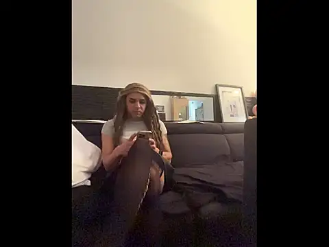 Snapshot of luziaaa92 chatting on 10/13/25, 02:17 luziaaa92 online show from 10/13/25, 02:17