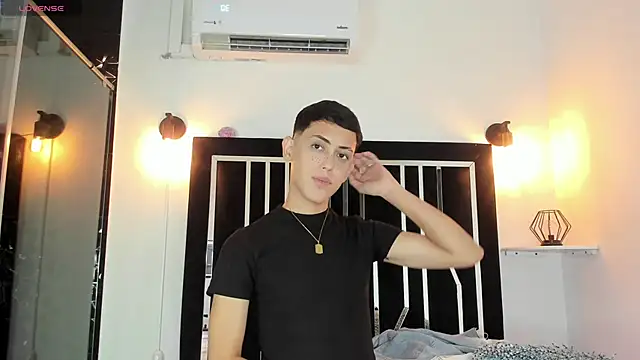 Iam criss09 online show from 10/14/25, 12:28