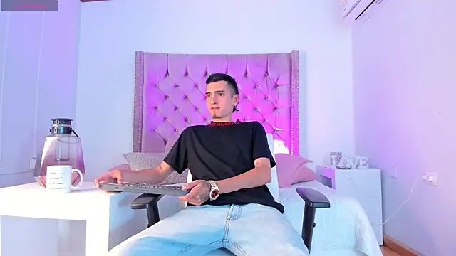 Ethan Boy  online show from 10/14/25, 09:37