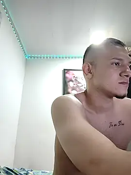 Snapshot of andriu656 chatting on 11/13/25, 01:04 andriu656 online show from 11/13/25, 01:04