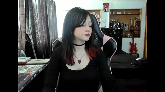 Maki Zein  online show from 11/25/25, 07:03