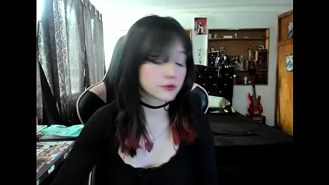 Maki Zein  online show from 11/28/25, 08:33