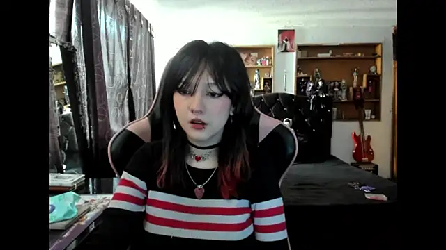 Maki Zein  online show from 12/04/25, 07:33