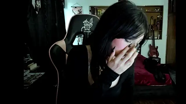 Maki Zein  online show from 04/25/26, 11:02