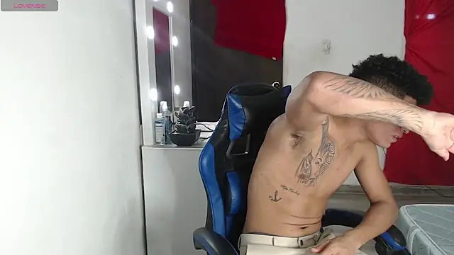 Snapshot of Angel_LatinGuy chatting on 10/11/25, 06:06 Angel LatinGuy online show from 10/11/25, 06:06