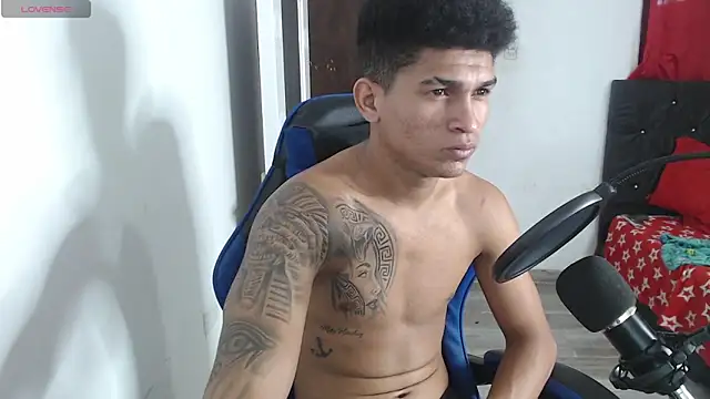 Snapshot of Angel_LatinGuy chatting on 10/19/25, 09:48 Angel LatinGuy online show from 10/19/25, 09:48