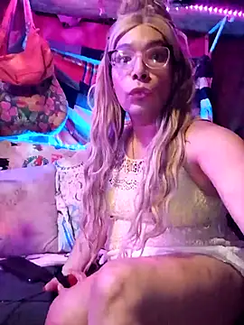 Snapshot of Queen2clouds chatting on 11/16/25, 02:17 Queen2clouds online show from 11/16/25, 02:17