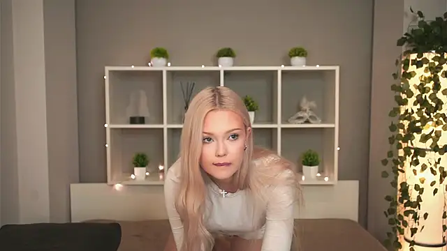 KaryTasch online show from 10/28/25, 10:01