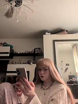 Snapshot of OpheliaMills chatting on 10/15/25, 08:47 OpheliaMills online show from 10/15/25, 08:47