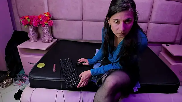 Kylie Bloom online show from 11/18/25, 08:57