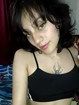 Snapshot of issa_bunny chatting on 10/15/25, 12:44 issa bunny online show from 10/15/25, 12:44