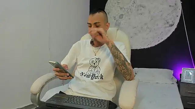 Snapshot of DerryAndIzzy chatting on 10/12/25, 04:11 DerryAndIzzy online show from 10/12/25, 04:11