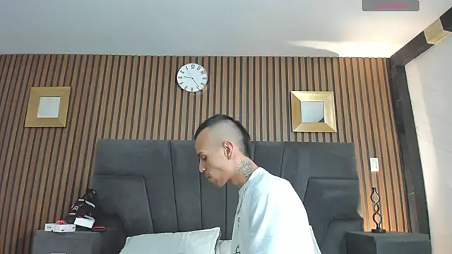 Snapshot of DerryAndIzzy chatting on 11/13/25, 04:33 DerryAndIzzy online show from 11/13/25, 04:33