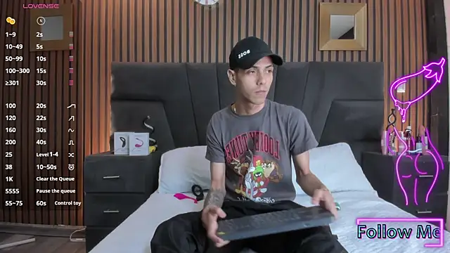 Snapshot of DerryAndIzzy chatting on 11/21/25, 05:50 DerryAndIzzy online show from 11/21/25, 05:50