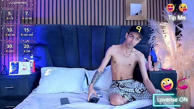 Snapshot of DerryAndIzzy chatting on 12/17/25, 04:51 DerryAndIzzy online show from 12/17/25, 04:51