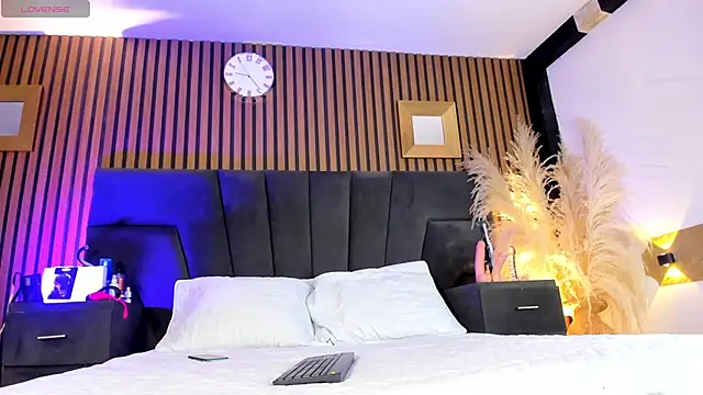 Snapshot of DerryAndIzzy chatting on 12/19/25, 05:14 DerryAndIzzy online show from 12/19/25, 05:14