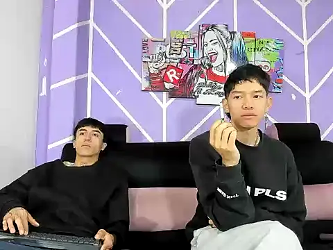 Snapshot of heyy_noah11 chatting on 05/26/26, 01:18 heyy noah11 online show from 05/26/26, 01:18
