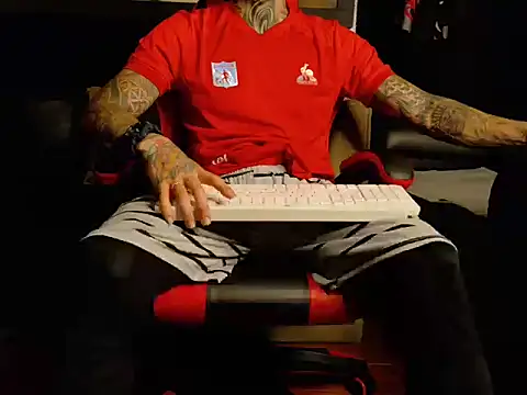 Snapshot of Molotov_Explosive chatting on 11/07/25, 12:10 Molotov Explosive online show from 11/07/25, 12:10