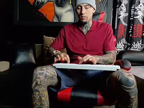 Snapshot of Molotov_Explosive chatting on 11/08/25, 07:56 Molotov Explosive online show from 11/08/25, 07:56