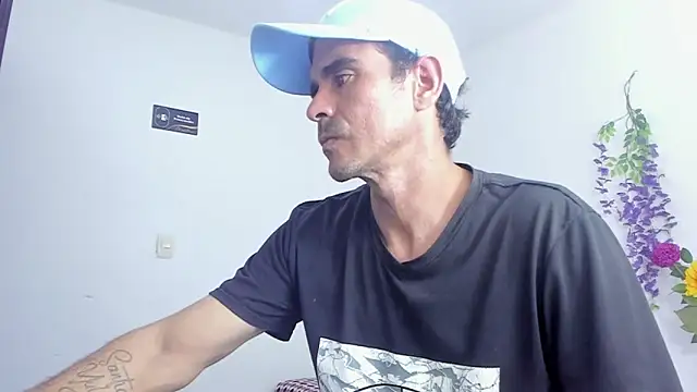 Snapshot of Sofi_And_Santy chatting on 12/03/25, 01:24 Sofi And Santy online show from 12/03/25, 01:24