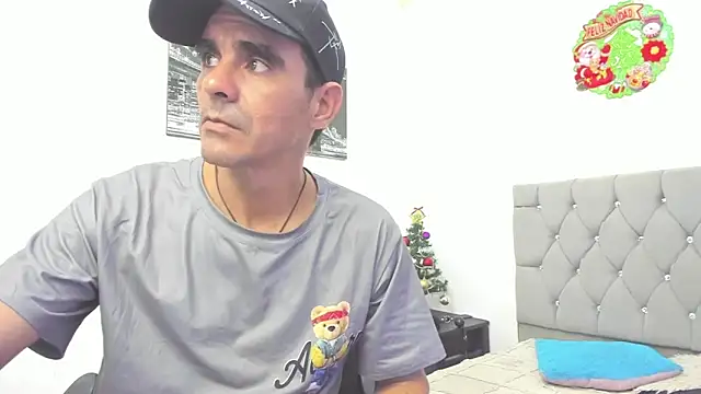 Snapshot of Sofi_And_Santy chatting on 01/11/26, 12:04 Sofi And Santy online show from 01/11/26, 12:04