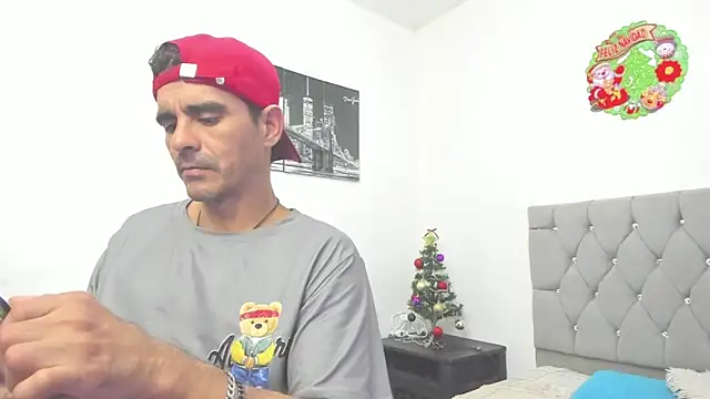 Snapshot of Sofi_And_Santy chatting on 01/12/26, 09:09 Sofi And Santy online show from 01/12/26, 09:09