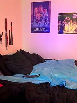 Snapshot of MiniMonroe chatting on 12/04/25, 07:50 MiniMonroe online show from 12/04/25, 07:50