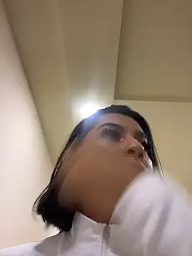 AlyssaRay online show from 04/30/26, 04:57