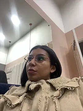 AlyssaRay online show from 05/02/26, 12:32