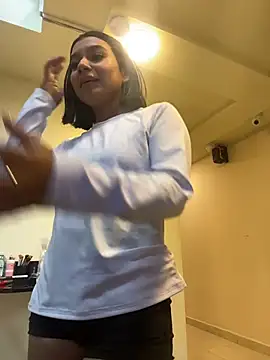 AlyssaRay online show from 05/13/26, 04:37