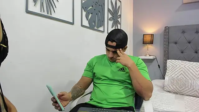 Snapshot of violeta_and_maxx chatting on 12/01/25, 11:54 violeta and maxx online show from 12/01/25, 11:54