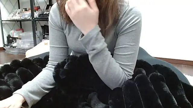 Snapshot of _Ema_ch chatting on 12/17/25, 01:22 Ema ch online show from 12/17/25, 01:22