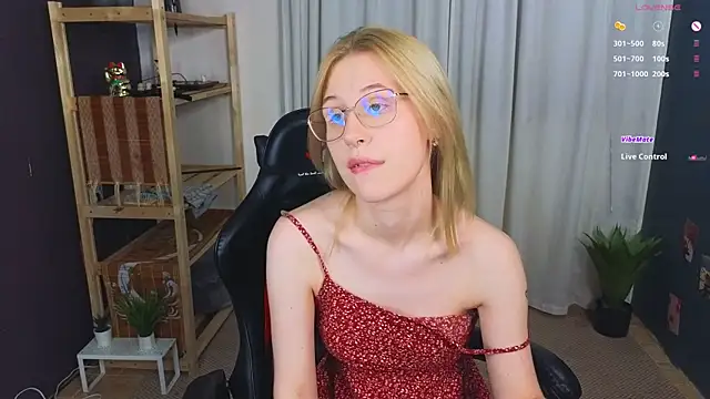 Snapshot of lovedrope chatting on 10/14/25, 05:47 lovedrope online show from 10/14/25, 05:47