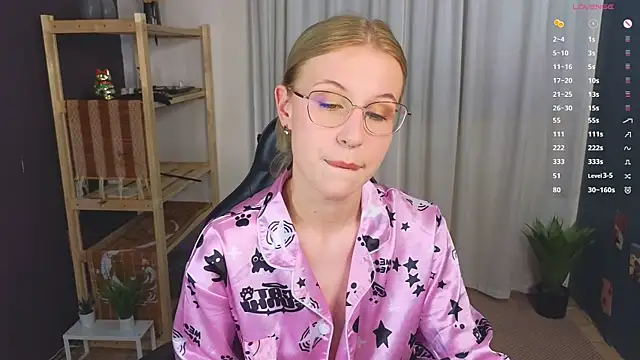 Snapshot of lovedrope chatting on 10/15/25, 05:13 lovedrope online show from 10/15/25, 05:13