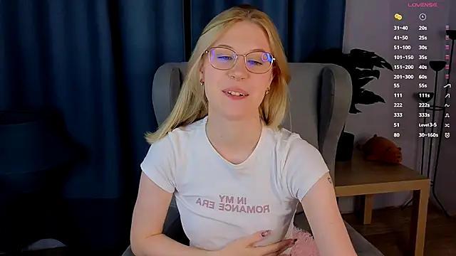 Snapshot of lovedrope chatting on 10/18/25, 05:25 lovedrope online show from 10/18/25, 05:25