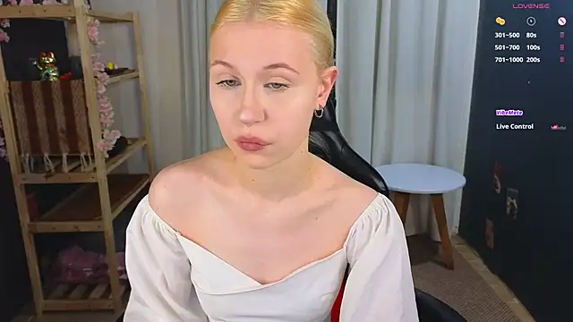 Snapshot of lovedrope chatting on 11/25/25, 05:35 lovedrope online show from 11/25/25, 05:35