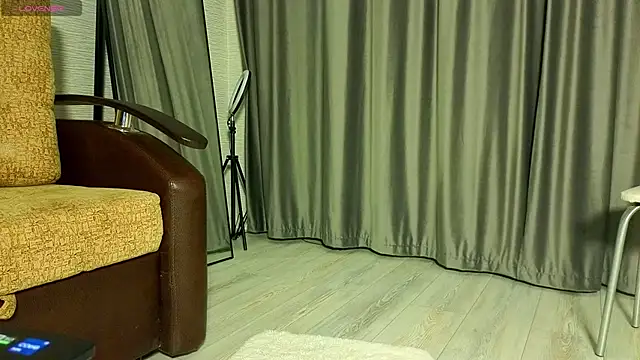 Snapshot of MissPompadure chatting on 12/19/25, 06:37 MissPompadure online show from 12/19/25, 06:37