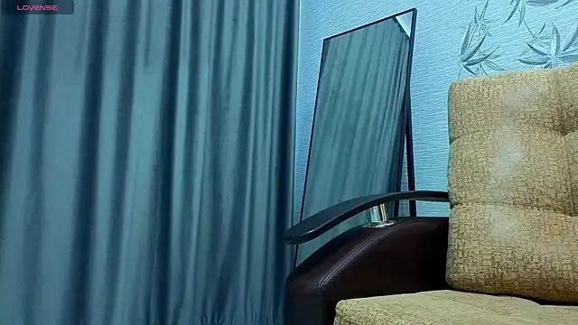 Snapshot of MissPompadure chatting on 12/21/25, 12:01 MissPompadure online show from 12/21/25, 12:01