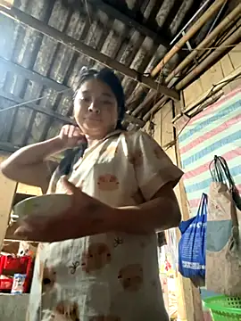 Snapshot of Linh-xxx chatting on 10/14/25, 02:23 Linh-xxx online show from 10/14/25, 02:23