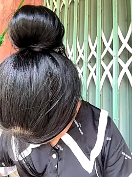 Snapshot of Linh-xxx chatting on 10/15/25, 05:07 Linh-xxx online show from 10/15/25, 05:07