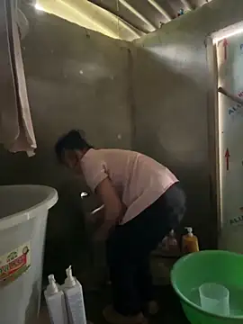 Snapshot of Linh-xxx chatting on 10/17/25, 06:27 Linh-xxx online show from 10/17/25, 06:27