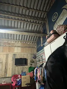 Snapshot of Linh-xxx chatting on 10/18/25, 11:16 Linh-xxx online show from 10/18/25, 11:16