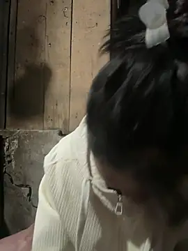 Snapshot of Linh-xxx chatting on 03/04/26, 02:45 Linh-xxx online show from 03/04/26, 02:45